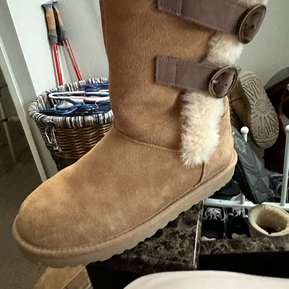 Ugg boos. Size 10 . Used looks new. In perfect condition. Chestnut color. - Picture 5 of 9